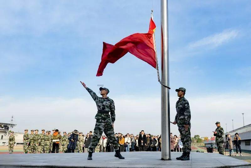 三人游玩黄河被困“孤岛” 3小时,消防出动皮划艇救人